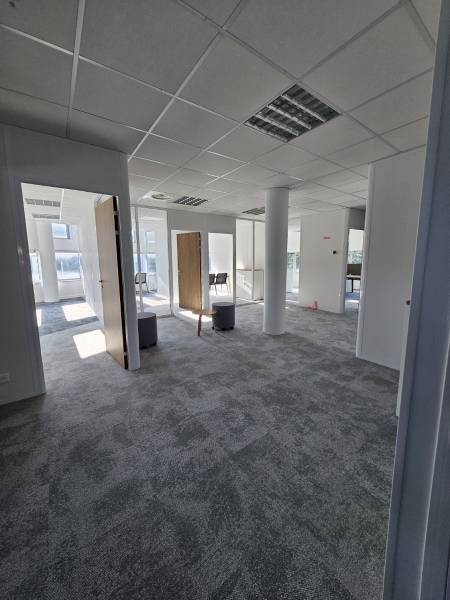 Optimisez vos espaces avec des cloisons modulaires sur-mesure à Bordeaux : design et fonctionnalité